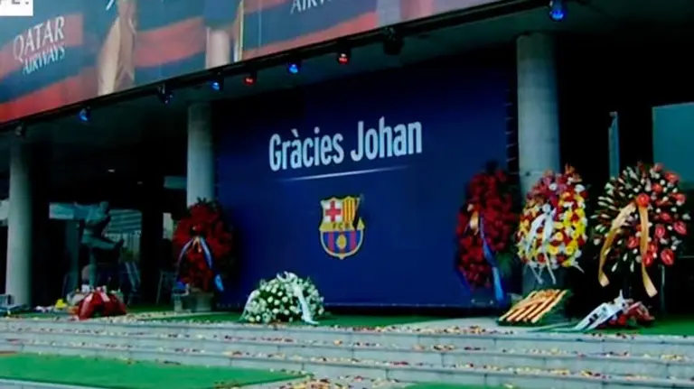 Los aficionados rinden homenaje al ex jugador del Barça en el Nou Camp.