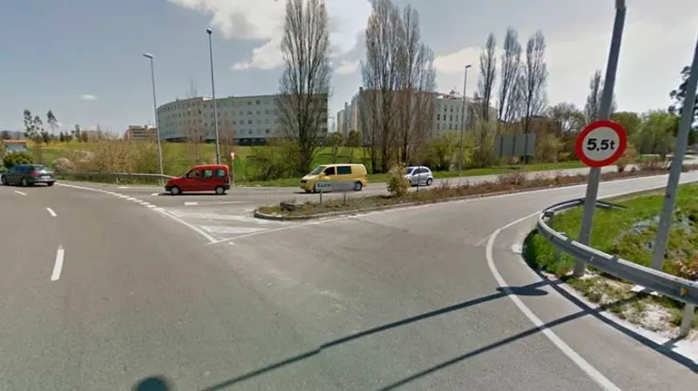 Lugar del accidente en el que un ciclista ha resultado herido en la rotonda de Areta, Sarriguren.