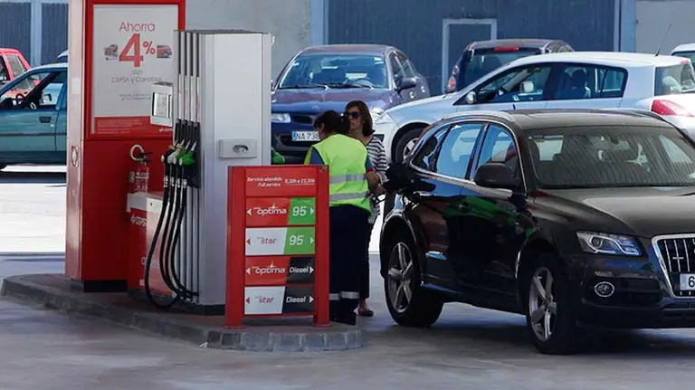 Mujer repostando en una gasolinera navarra.