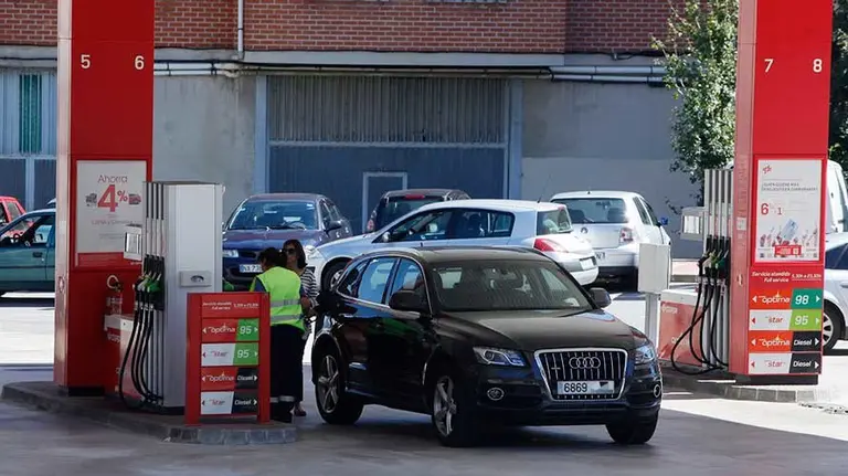 Un vehículo aparcado en una gasolinera de Navarra. ARCHIVO.
