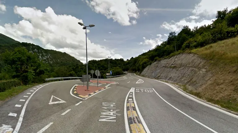 Cruce donde ha tenido lugar el accidente en Aribe. (Google Maps).