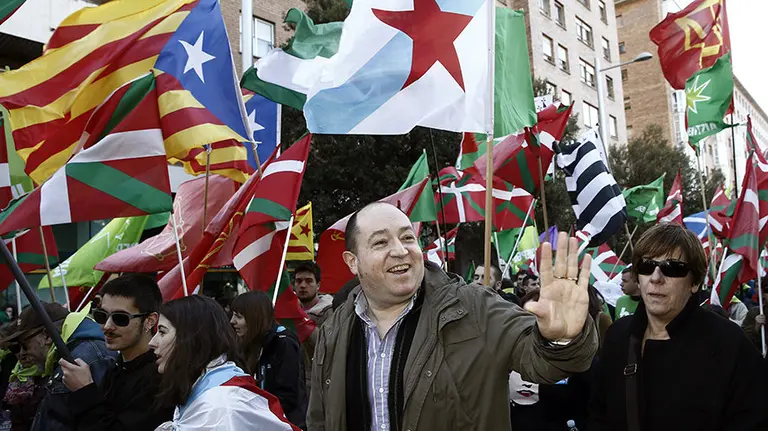 GRA120. PAMPLONA, 27/03/2016.- El portavoz de Sortu, Pernando Barrena, al inicio de la manifestación hoy en Pamplona convocada por la red Independentistak para conmemorar el Aberri Eguna, una cita que han secundado los partidos y otras organizaciones de la izquierda abertzale, como la coalición EH Bildu, las formaciones Sortu y EA, o el sindicato LAB, entre otros, y a la que, según fuentes de la organización han asistido más de 15.000 personas y según la Policía Nacional unas 10.000. La marcha ha estado encabezada por una gran ikurriña y una pancarta con el lema &#34;Independentzia bai&#34; (Independencia sí). EFE/Jesús Diges