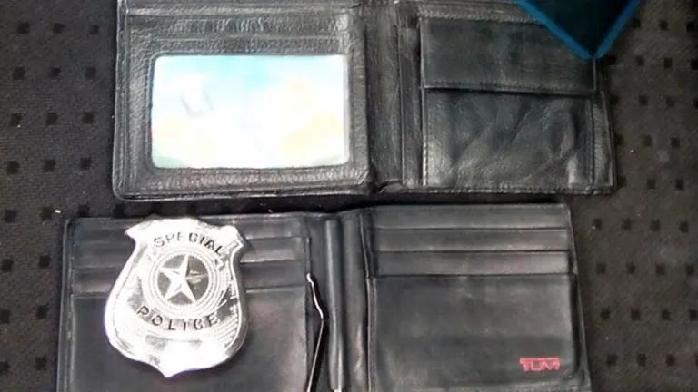 Placas de policía falsificadas. (El Periódico).