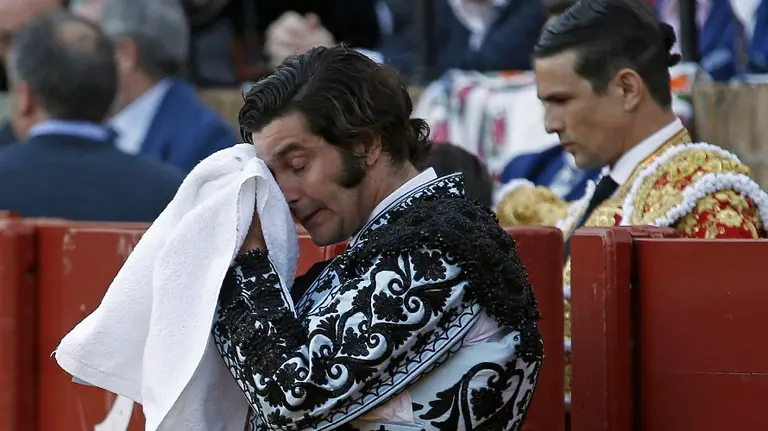 Morante de la Puebla se seca el sudor esta tarde en La Maestranza. Detrás, José Mª Manzanares. EFE.