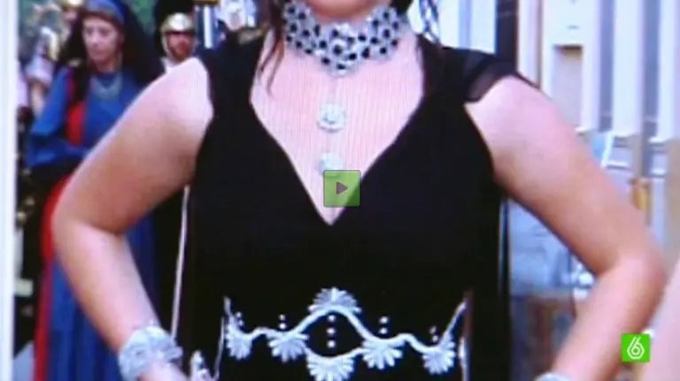 Multada por llevar escote en la procesión de Semana Santa.