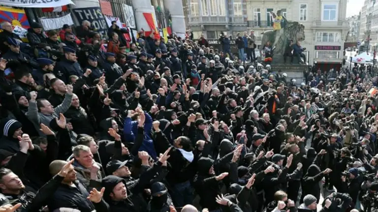 Cerca de 500 radicales de extrema derecha han interrumpido una concentración pacífica de cientos de belgas que acudieron a la Bolsa de Bruselas. EFE