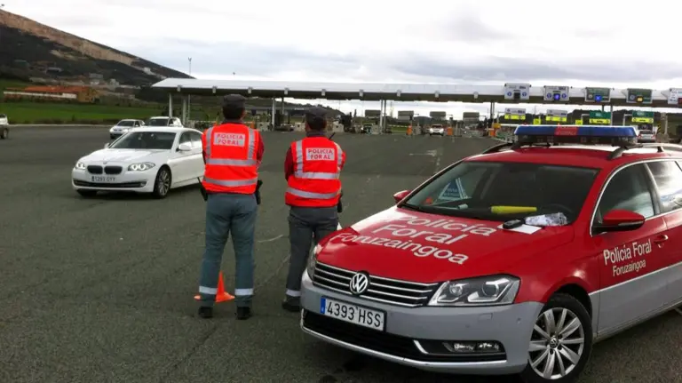 Patrulla de la Policía Foral en autopista de Navarra.