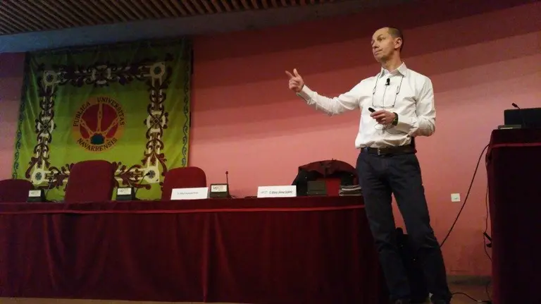 Alfonso Jiménez, catedrático de la Universidad de Coventry (Reino Unido), durante su intervención en la UPNA.