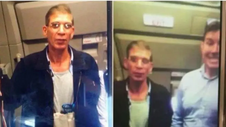 Imagen del secuestrados con uno de los pasajeros.