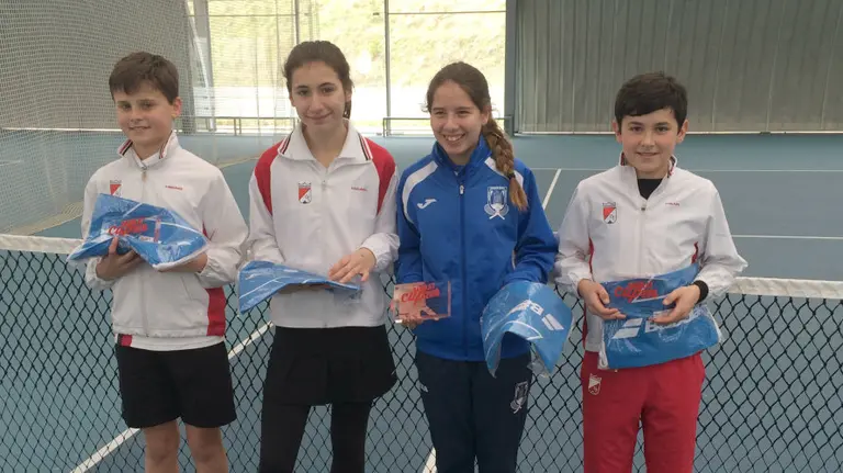 Campeones con sus trofeos al final del torneo.