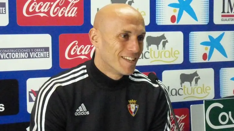 Nauzet Pérez en la sala de prensa de Tajonar.