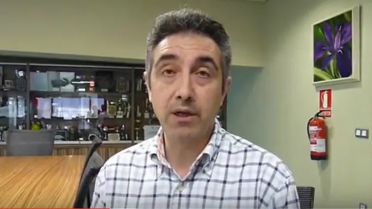 Miguel Ollacarizqueta en la sala de juntas del club.