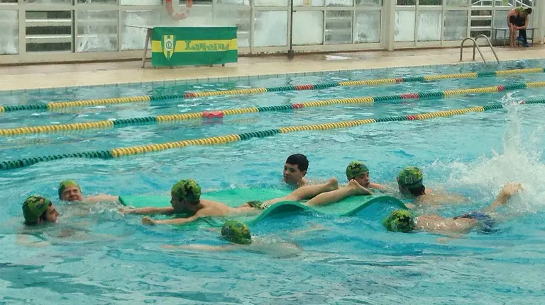 Los chavales con sindrome de down en la piscina de Larraina.