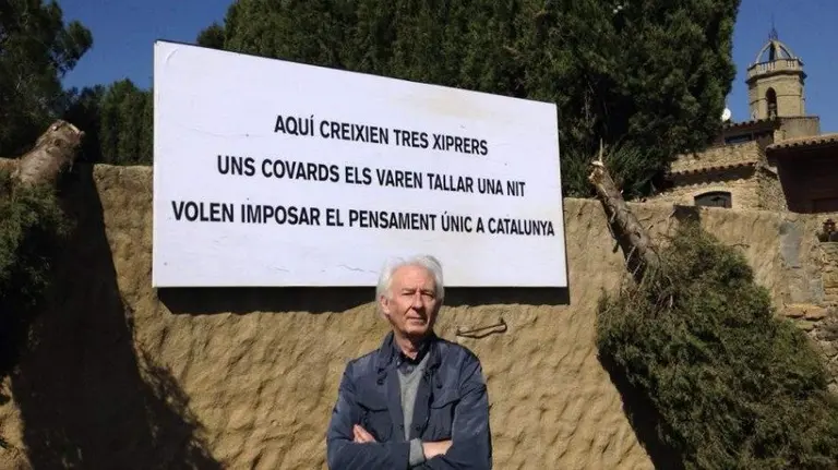 Boadella responde con un cartel a los cobardes que atentan contra su casa. EFE.