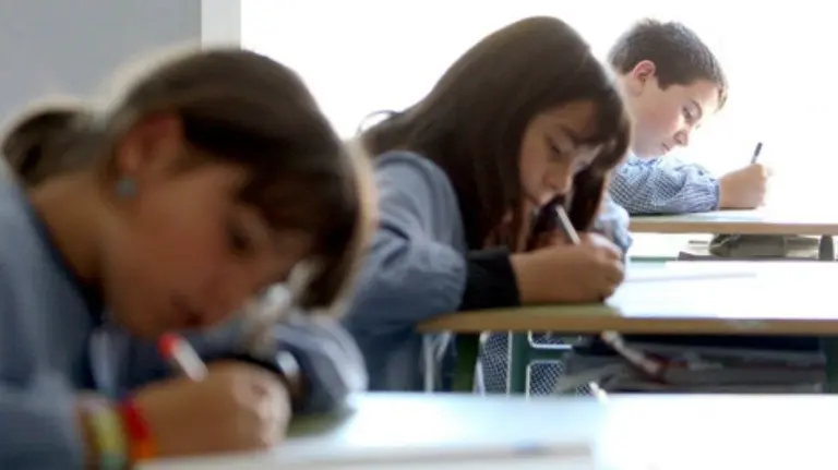 Alumnos en la escuela escribiendo un dictado. EFE