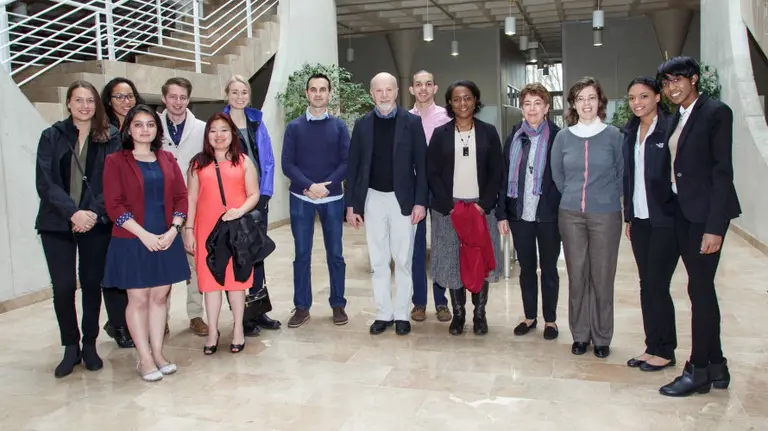 Estudiantes norteamericanos posan con los responsables de relaciones exteriores de la UPNA.