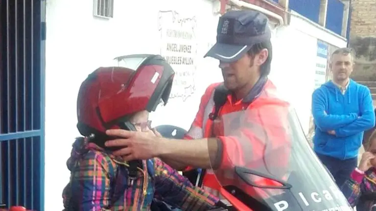 Un niño junto a un agente de la Policía Foral.