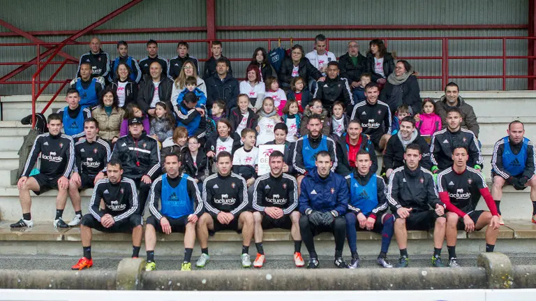 Los jugadores de Osasuna posan con los chavales de la asociación Gerna en Tajonar.