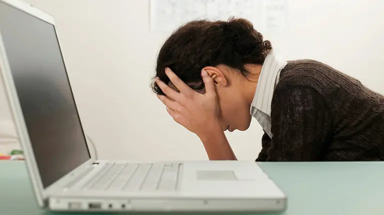 Una mujer recibe mensajes a través de su ordenador portátil