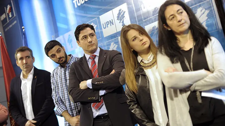 GRA103. PAMPLONA, 31/03/2016.- El secretario de Organización de UPN, Óscar Arizcuren (c), acompañado de afiliados de esta formación, durante la conferencia de prensa que ha ofrecido hoy en Pamplona para presentar el décimo congreso que este partido celebrará el próximo 24 de abril, en el que elegirá todos los cargos de dirección y renovará sus ponencias estatutaria, programática y política para aumentar la participación y la transparencia, y "renovar su ideario" para "moderar" parte del discurso. EFE/Villar López