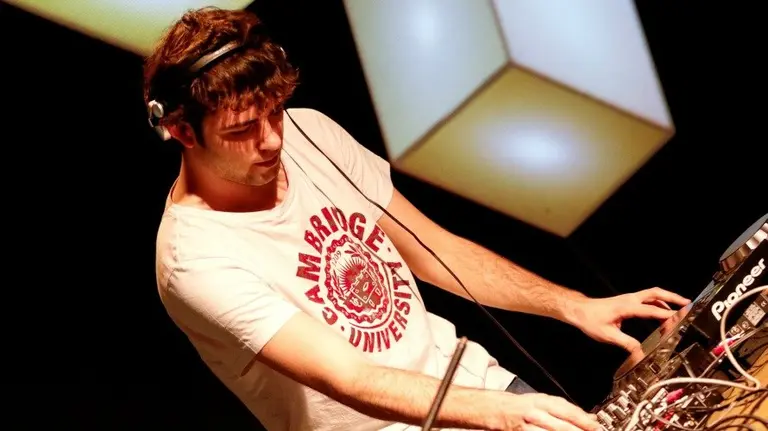 Un DJ durante una actuación.