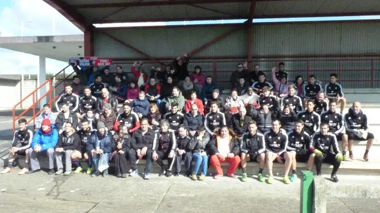 Los jugadores de Osasuna posan con trabajadores de Tasubinsa.