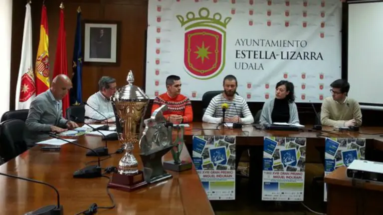 Presentación de la carrera ciclista en Estella. Twitter.