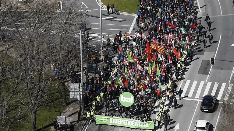Manifestación convocada por la red Independentistak para conmemorar el Aberri Eguna, una cita que han secundado los partidos y otras organizaciones de la izquierda abertzale, como la coalición EH Bildu, las formaciones Sortu y EA, o el sindicato LAB, entre otros, y a la que, según fuentes de la organización han asistido más de 15.000 personas y según la Policía Nacional unas 10.000. La marcha ha estado encabezada por una gran ikurriña y una pancarta con el lema &#34;Independentzia bai&#34; (Independencia sí). EFE/Jesús Diges
