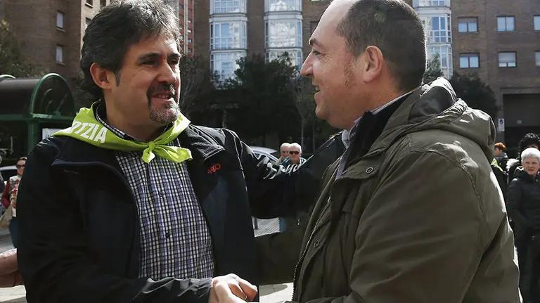 GRA153. PAMPLONA, 27/03/2016.- El portavoz de Sortu, Pernando Barrena (d), y el secretario general de Eusko Alkartasuna (EA), Pello Urizar (i), se saludan antes de la manifestación convocada hoy en Pamplona por la red Independentistak para conmemorar el Aberri Eguna, una cita que han secundado los partidos y otras organizaciones de la izquierda abertzale, como la coalición EH Bildu, las formaciones Sortu y EA, o el sindicato LAB, entre otros, y a la que, según fuentes de la organización han asistido más de 15.000 personas y según la Policía Nacional unas 10.000. La marcha ha estado encabezada por una gran ikurriña y una pancarta con el lema "Independentzia bai" (Independencia sí). EFE/Jesús Diges