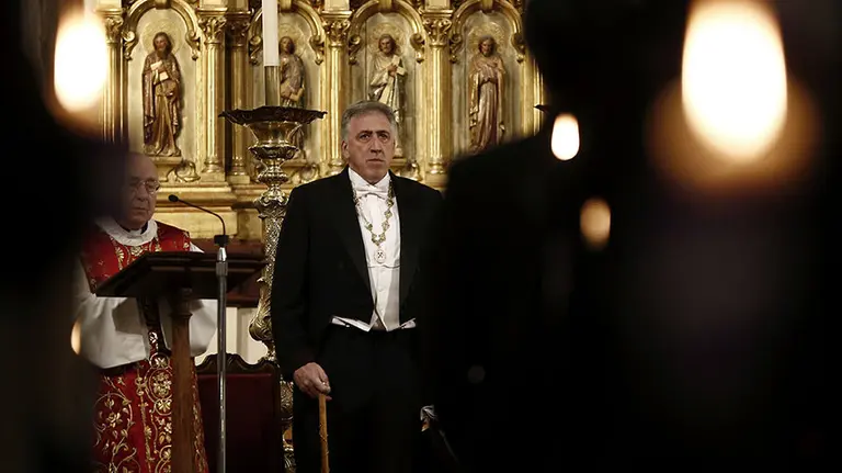 GRA156. PAMPLONA, 24/03/2016.-La corporación municipal de Pamplona, con su alcalde, Joseba Asiron (c), al frente, ha renovado hoy la tradición con su asistencia en cuerpo de ciudad a la Función de las Cinco Llagas para cumplir el voto prestado en el año 1600 como acción de gracias por la erradicación de la peste, hoy en la iglesia de San Agustín. EFE/Jesús Diges