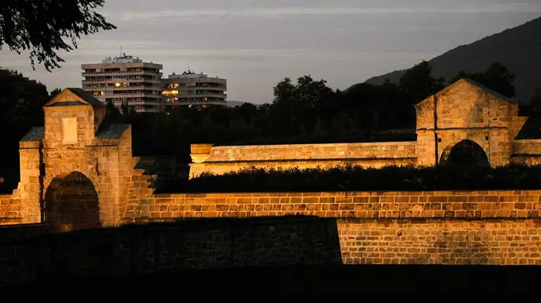 Murallas de la Ciudadela iluminadas.