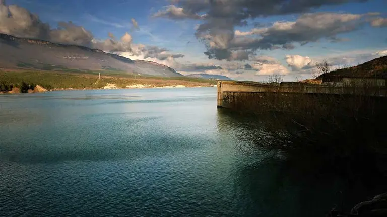 Imagen del pantano de Yesa en Navarra.