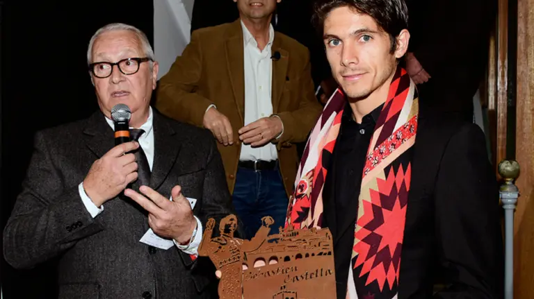 Sebastian Castella recibe su premio. www.purezayemocion.com