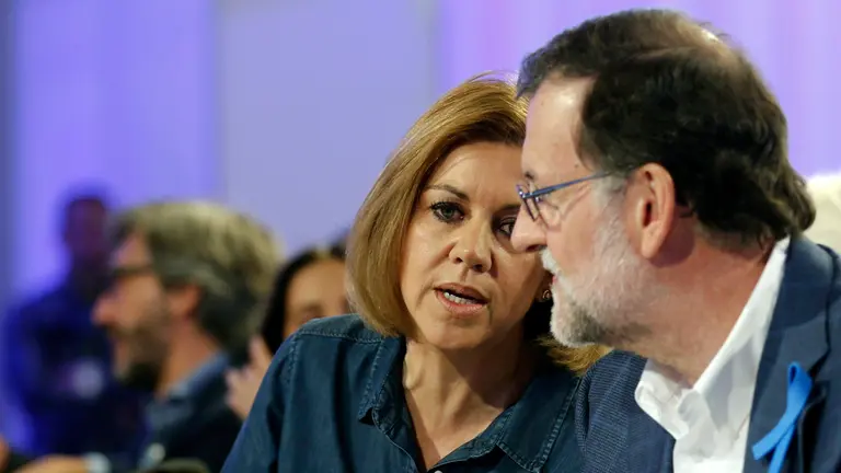 GRA049. SEVILLA, 02/04/2016.- El líder del PP y presidente del Gobierno en funciones, Mariano Rajoy, conversa con la secretaria general del partido, María Dolores de Cospedal, durante la Convención del PP sobre el pacto social que se celebra hoy en Sevilla. EFE/José Manuel Vidal