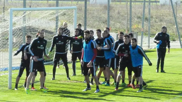 Martín y sus jugadores ensayan una jugada de corner en Tajonar