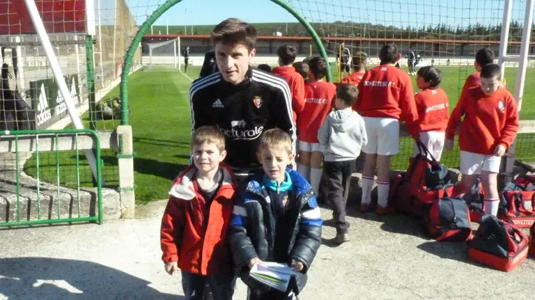 Miguel Olavide posando con unos jóvenes aficionados en Tajonar.