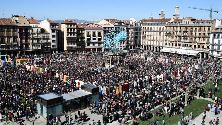 Gigantada por el Día del Autismo en la Plaza del Castillo de Pamplona. LASAOSA