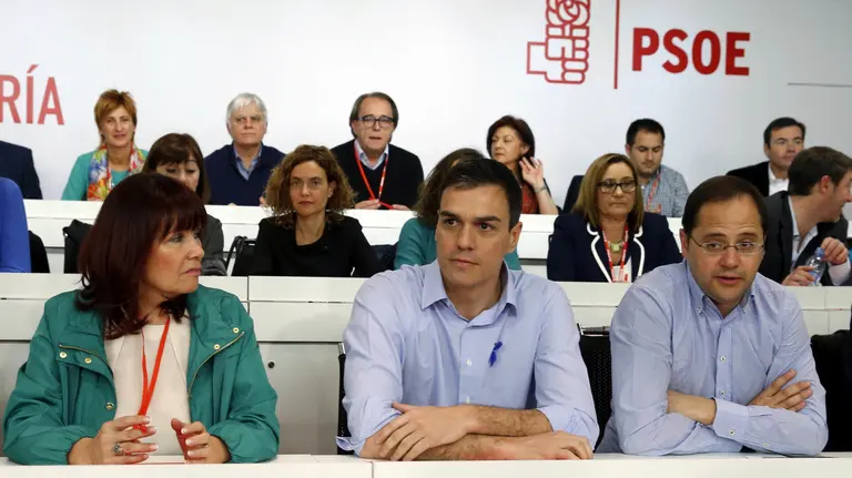 GRA058. MADRID, 02/04/2016.- El secretario general del PSOE, Pedro Sánchez (c), junto a la presidenta, Micaela Navarro (i), y el secretario de Organización, César Luena (d), al inicio de la reunión del Comité Federal del PSOE para aprobar el aplazamiento de la fecha del 39 Congreso Federal, en el que se tiene que elegir al secretario general, con el fin de no interferir en las negociaciones para la formación de gobierno. EFE/Ballesteros