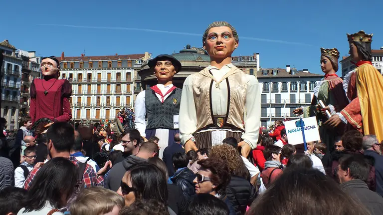 Acto principal del Día del Autismo en Pamplona con globos y gigantes. S (14)