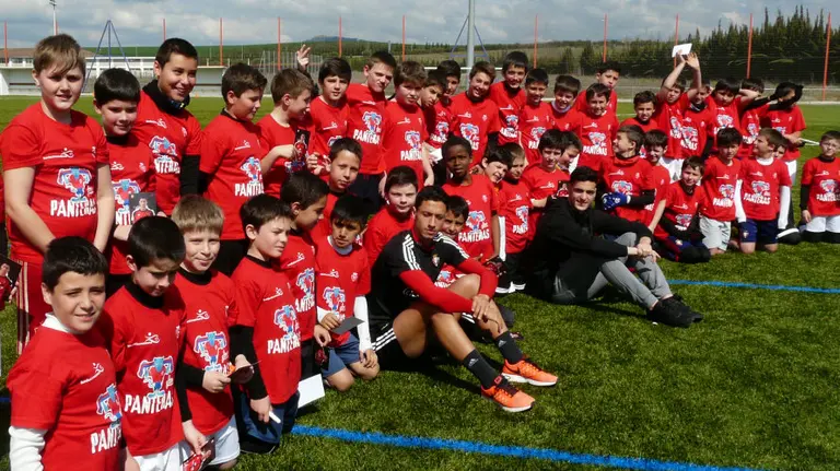 Chavales de la Fundación con jugadores rojillos.