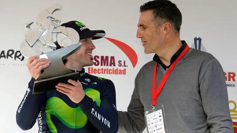 GRA317. ESTELLA (NAVARRA), 02/04/2016.- El ciclista guipuzcoano Jon Izaguirre (i), del Movistar Team, recibe el premio como vencedor de la decimoctava edición del "Gran Premio Miguel Induráin" de manos del pentacampeón del Tour de Francia, al imponerse hoy a su compañero de fuga,el colombiano Sergio Henao (Team Sky), en la meta situada en el alto del Puy de la localidad navarra de Estella. EFE/Villar López