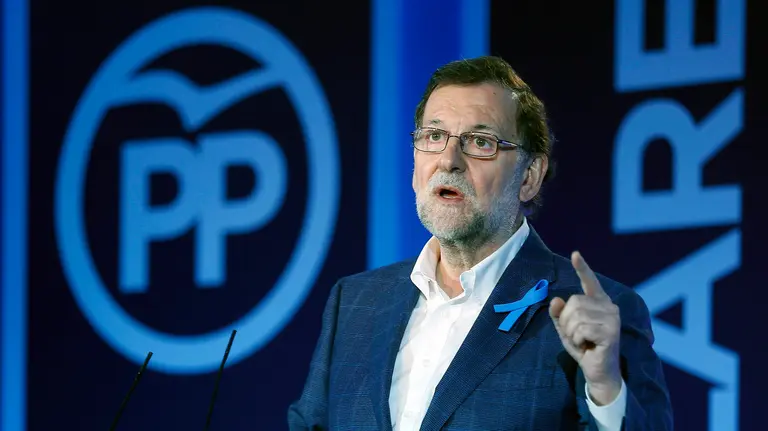 GRA131. SEVILLA, 02/04/2016.- El líder del PP y presidente del Gobierno en funciones, Mariano Rajoy, durante su intervención en la Convención del PP sobre el Pacto por los Servicios Sociales, que tratará el futuro del estado del bienestar y las propuestas del partido para el pacto social que ha planteado al PSOE y Ciudadanos en las negociaciones para formar gobierno, celebrado en Sevilla. EFE/Jose Manuel Vidal