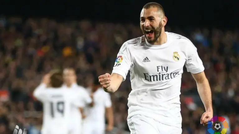 Benzema consiguió un gol en Barcelona. Lfp.