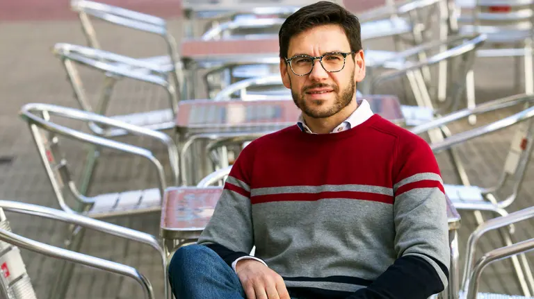 GRA055. LOGROÑO, 03/04/2016.- El profesor riojano de la Universidad Pública de Navarra (UPNA) Miguel Hernáez ha avanzado a Efe que va a diseñar unos sensores de fibra óptica para medir la presencia de testosterona y podrían aplicarse para detectar esta sustancia en la orina en controles de dopaje o en aguas contaminadas. Miguel Hernáez Sáenz de Záitigui (Cuzcurrita de Río Tirón, La Rioja, 1980) ha conseguido un contrato de investigación Marie Sklodowska-Curie concedido por la Unión Europea (UE) para desarrollar este proyecto durante los próximos dos años en la Universidad de East Anglia, en Norwich (Reino Unido). La metodología que desarrollarán es "muy novedosa", ya que no se ha utilizado "nunca", y si funciona, ha aclarado que se podría aplicar para desarrollar sensores utilizables en la detección de otras moléculas. EFE/ Raquel Manzanares