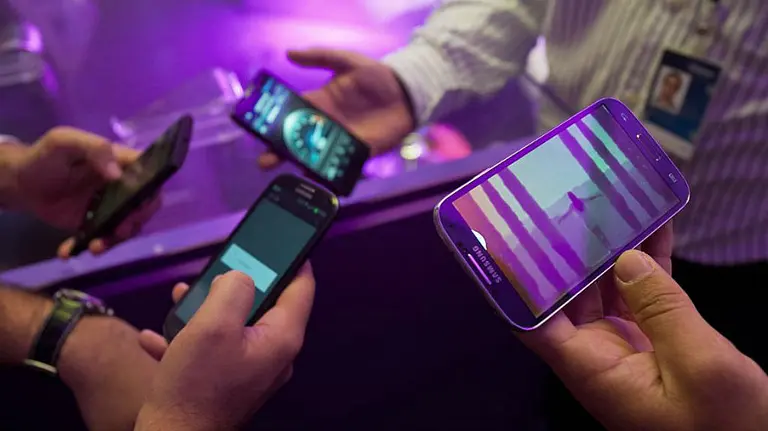 Diez lesiones que puedes tener si abusas del móvil. Foto EFE