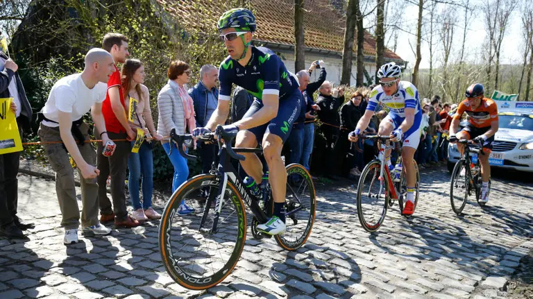 Imanol Erviti en la fuga con los mejores en Flandes. Foto Movistar.