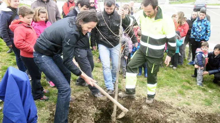 Plantación de árboles en el Valle de Egüés.