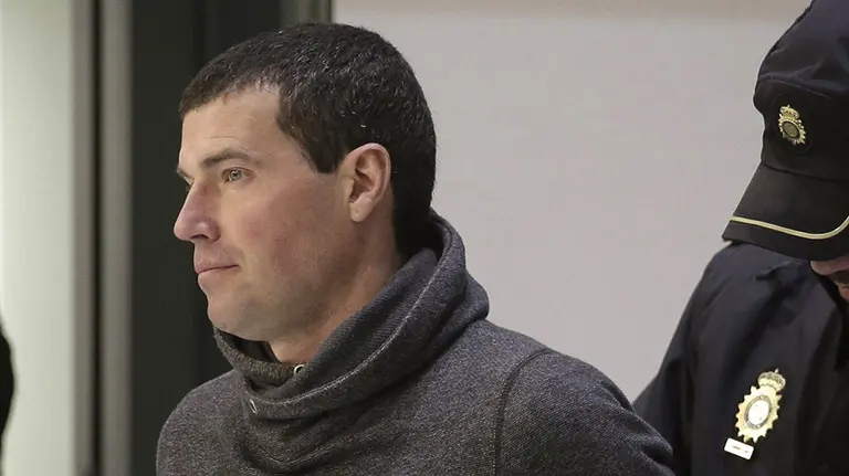 GRA040. MADRID, 04/04/2016.- El exintegrante del comando Amaiur de ETA Jorge Olaiz, a su llegada a la sala de la Audiencia Nacional, donde hoy se le juzga por tratar de matar en el 2000 al concejal de UPN en el Ayuntamiento de Pamplona Miguel Ángel Ruiz Langarica, hechos por los que se enfrenta a una petición del fiscal de 15 años de cárcel. Olaiz, que fue puesto en libertad en 2014 tras cumplir casi trece años en prisión tras ser detenido en 2001 por un tiroteo con la Guardia Civil en Pamplona, ingresó en prisión hace un año por este intento de asesinato al ser reconocido por un testigo como la persona que logró huir del lugar de los hechos. EFE/Emilio Naranjo ***POOL***