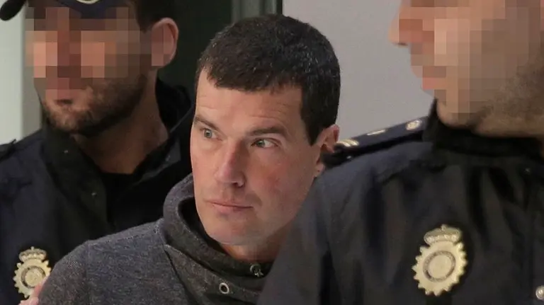 GRA041. MADRID, 04/04/2016.- El exintegrante del comando Amaiur de ETA Jorge Olaiz, a su llegada a la sala de la Audiencia Nacional, donde hoy se le juzga por tratar de matar en el 2000 al concejal de UPN en el Ayuntamiento de Pamplona Miguel Ángel Ruiz Langarica, hechos por los que se enfrenta a una petición del fiscal de 15 años de cárcel. Olaiz, que fue puesto en libertad en 2014 tras cumplir casi trece años en prisión tras ser detenido en 2001 por un tiroteo con la Guardia Civil en Pamplona, ingresó en prisión hace un año por este intento de asesinato al ser reconocido por un testigo como la persona que logró huir del lugar de los hechos. EFE/Emilio Naranjo ***POOL***