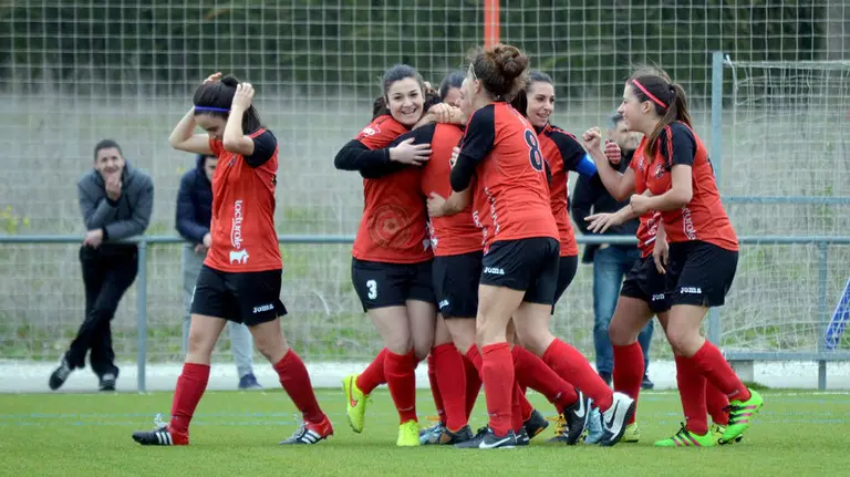 Las jugadoras del Mulier celebran un gol.